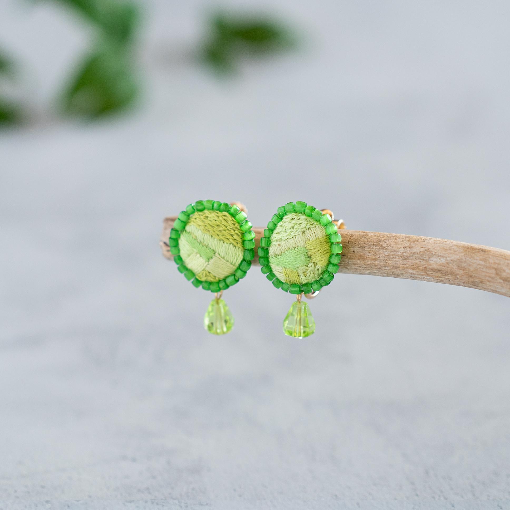 アポロ型のチェコビーズと若葉色の耳飾り / 手刺繍イヤリング