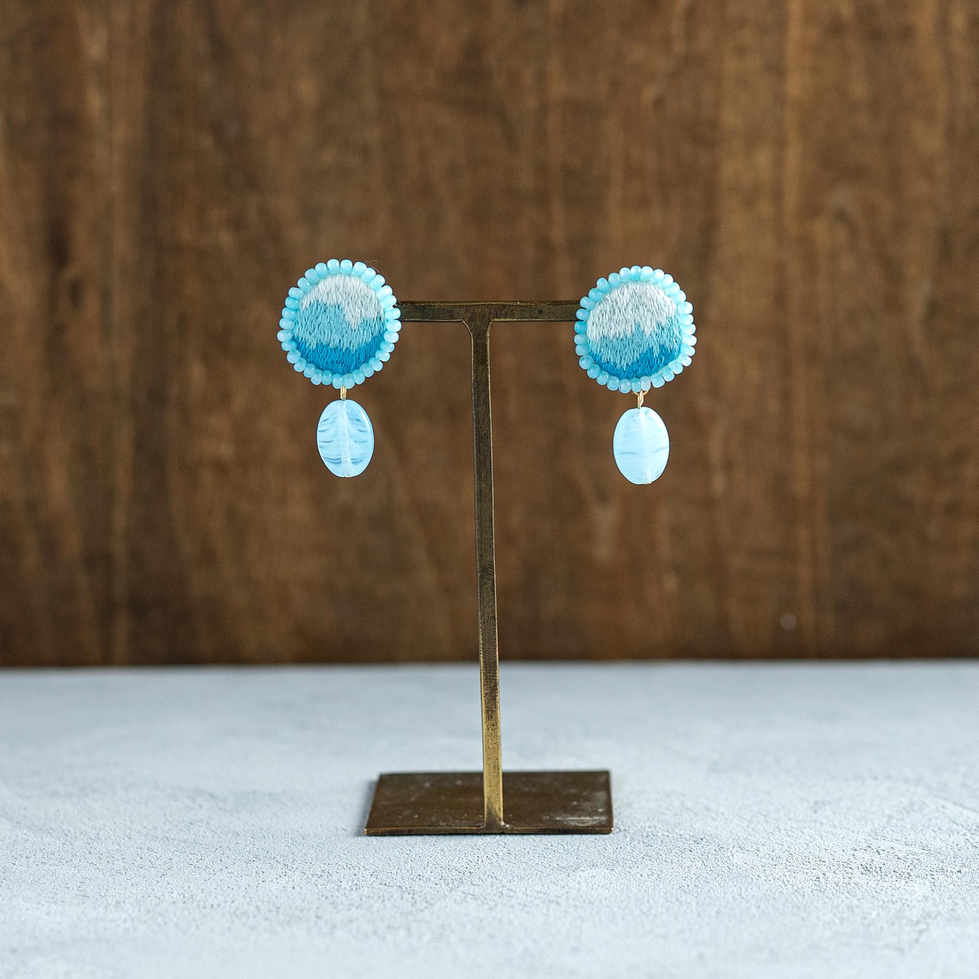 オーバル型のチェコビーズと雨色の耳飾り/ 手刺繍イヤリング | 5枚目
