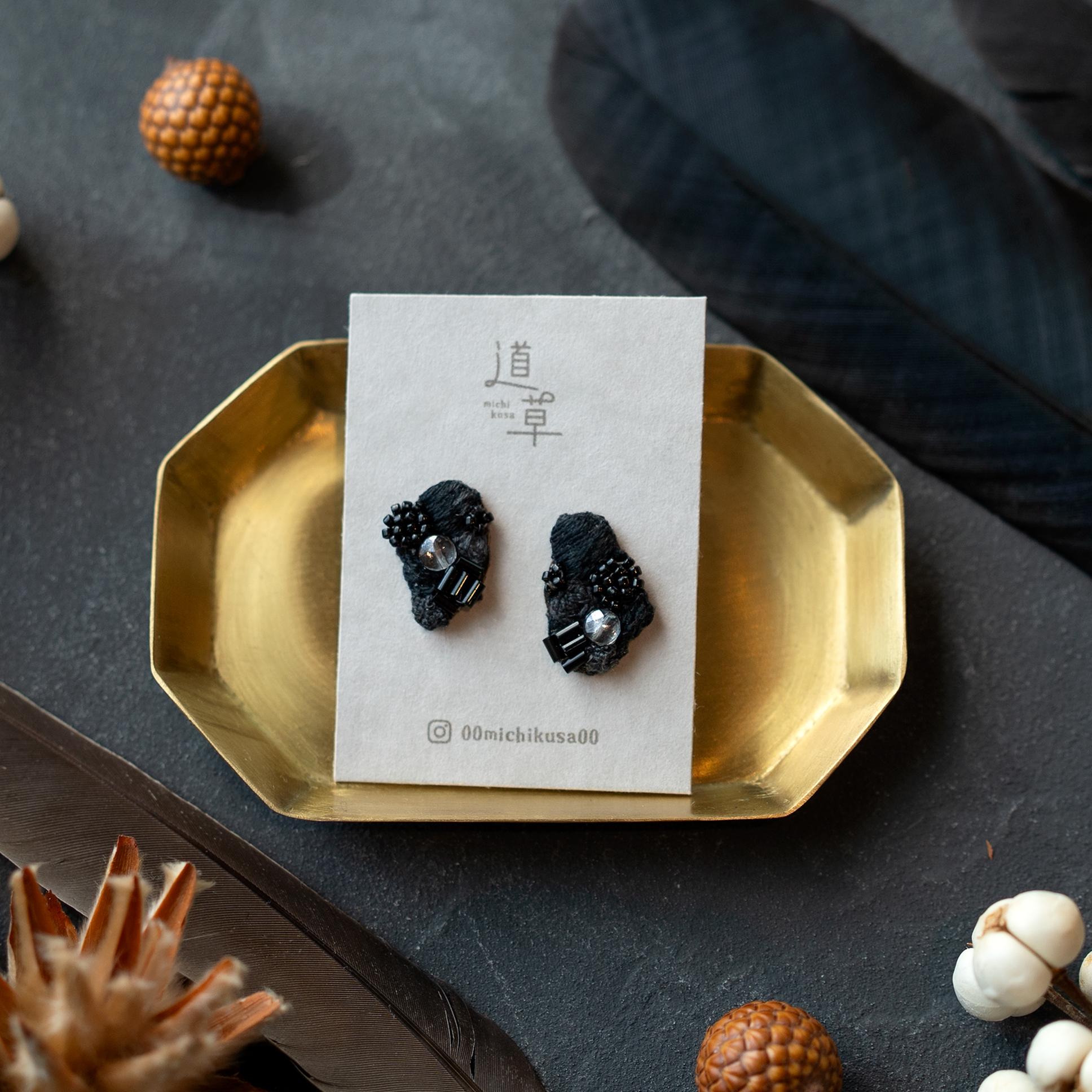つぶつぶ黒色の耳飾り / 手刺繍ピアス