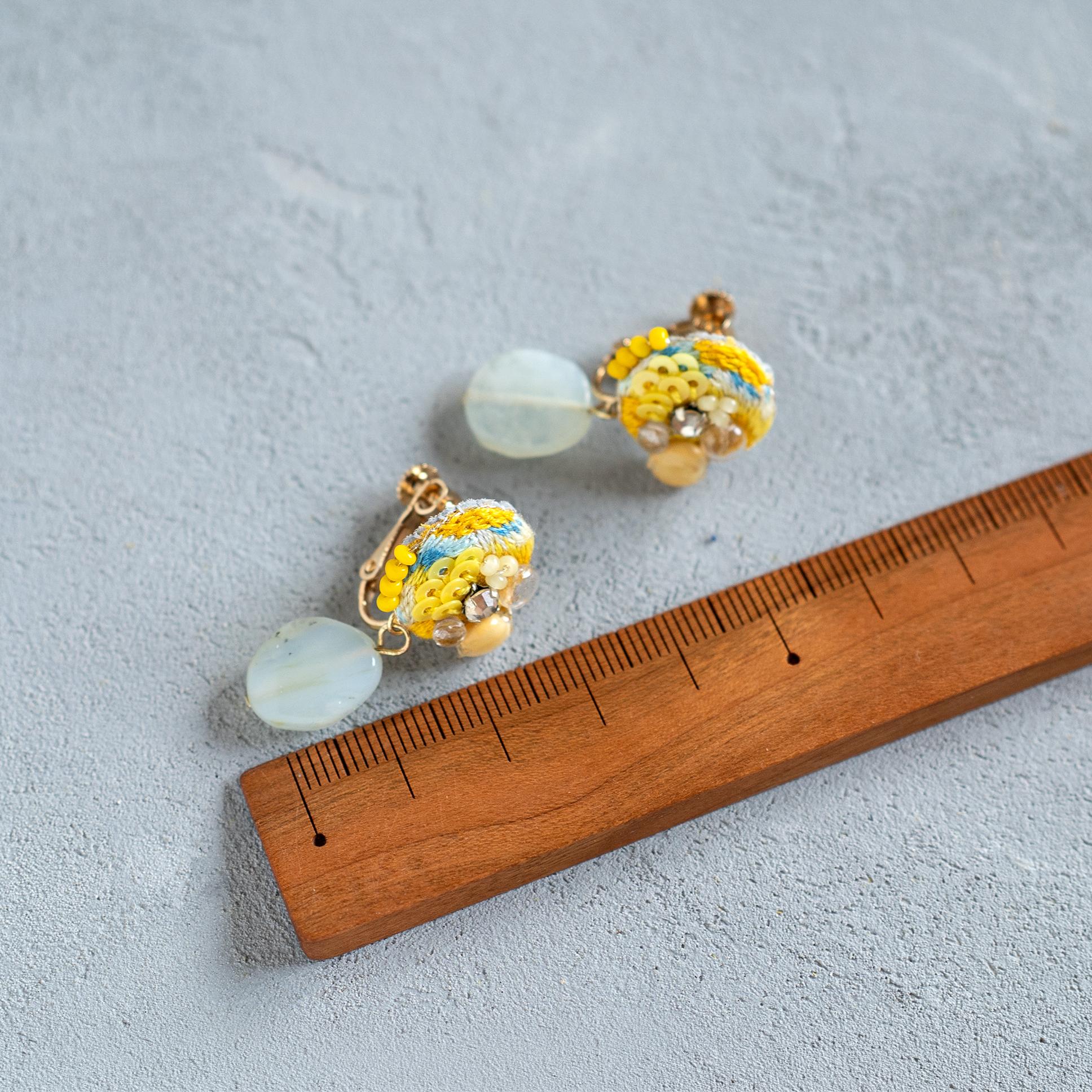 オパールとレモン色の耳飾り/ 手刺繍イヤリング | 5枚目