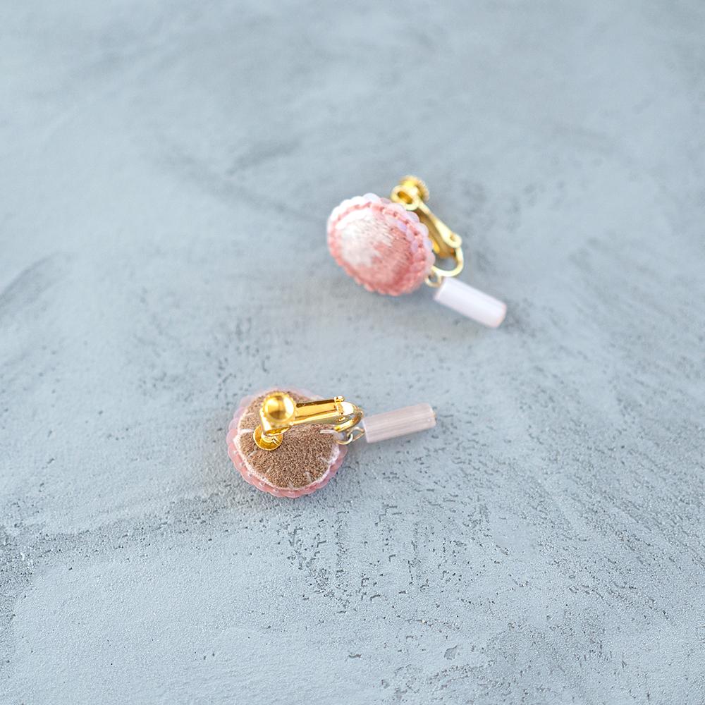 チューブ型のアンティークビーズと桜色の耳飾り / 手刺繍イヤリング | 3枚目