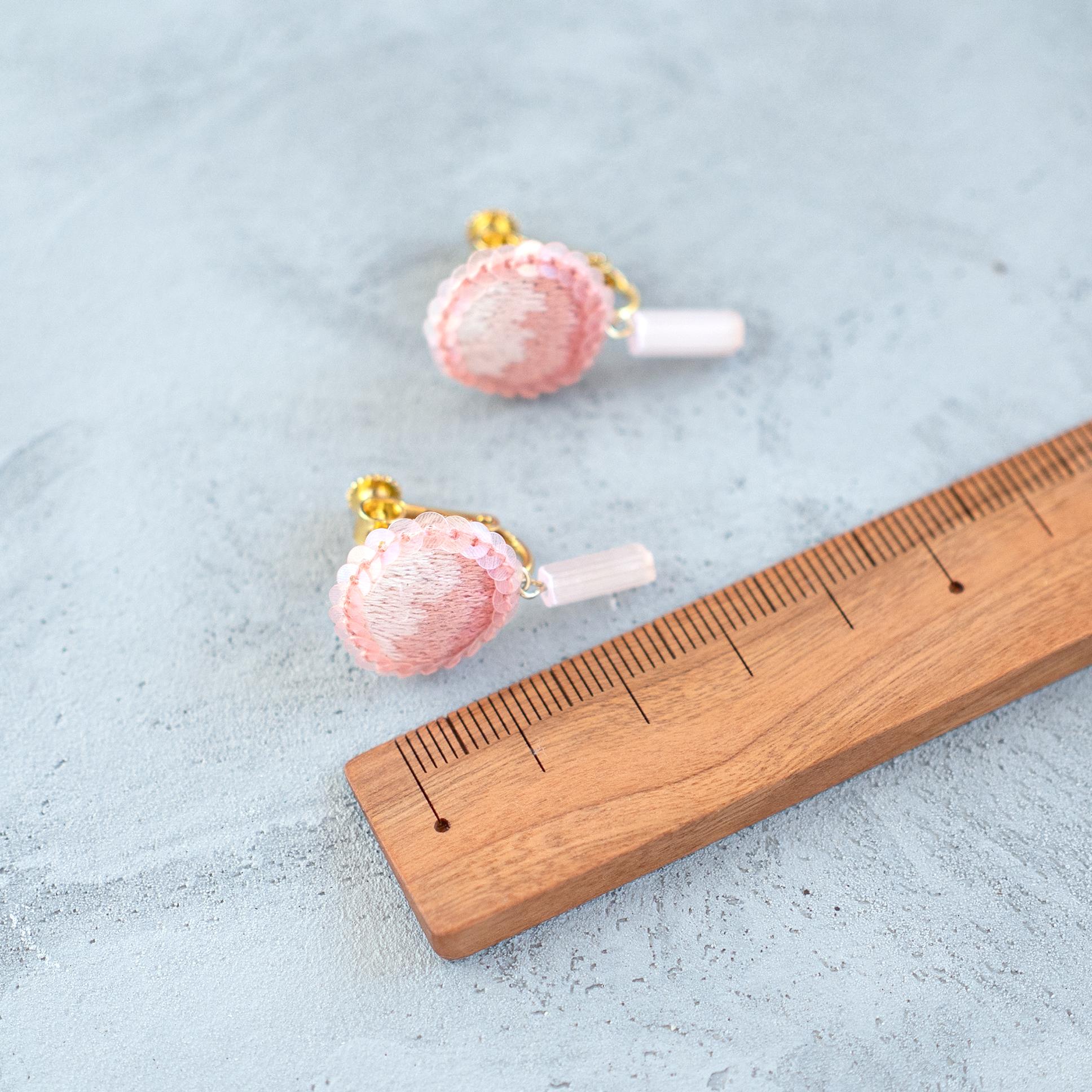チューブ型のアンティークビーズと桜色の耳飾り / 手刺繍イヤリング | 4枚目