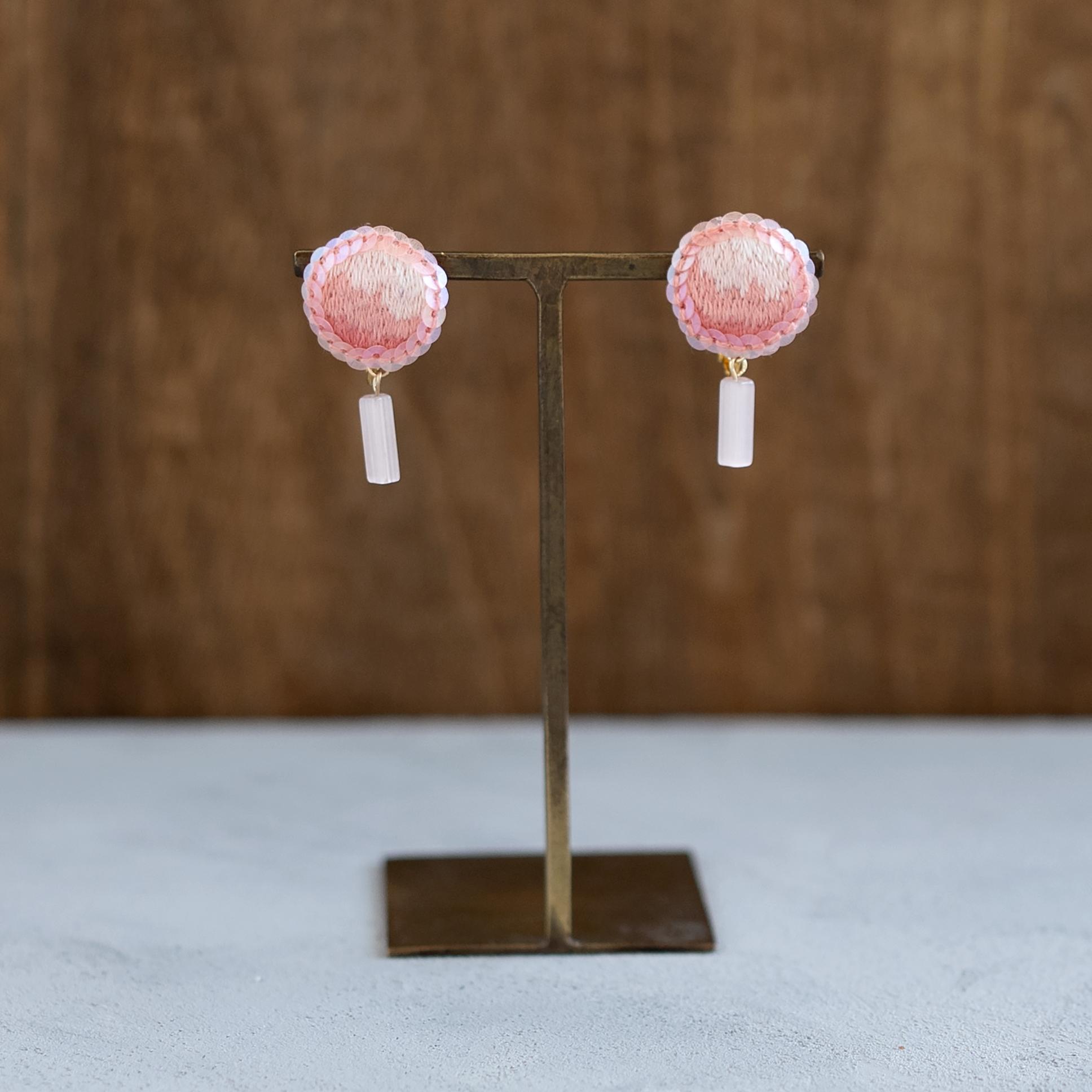 チューブ型のアンティークビーズと桜色の耳飾り / 手刺繍イヤリング | 5枚目