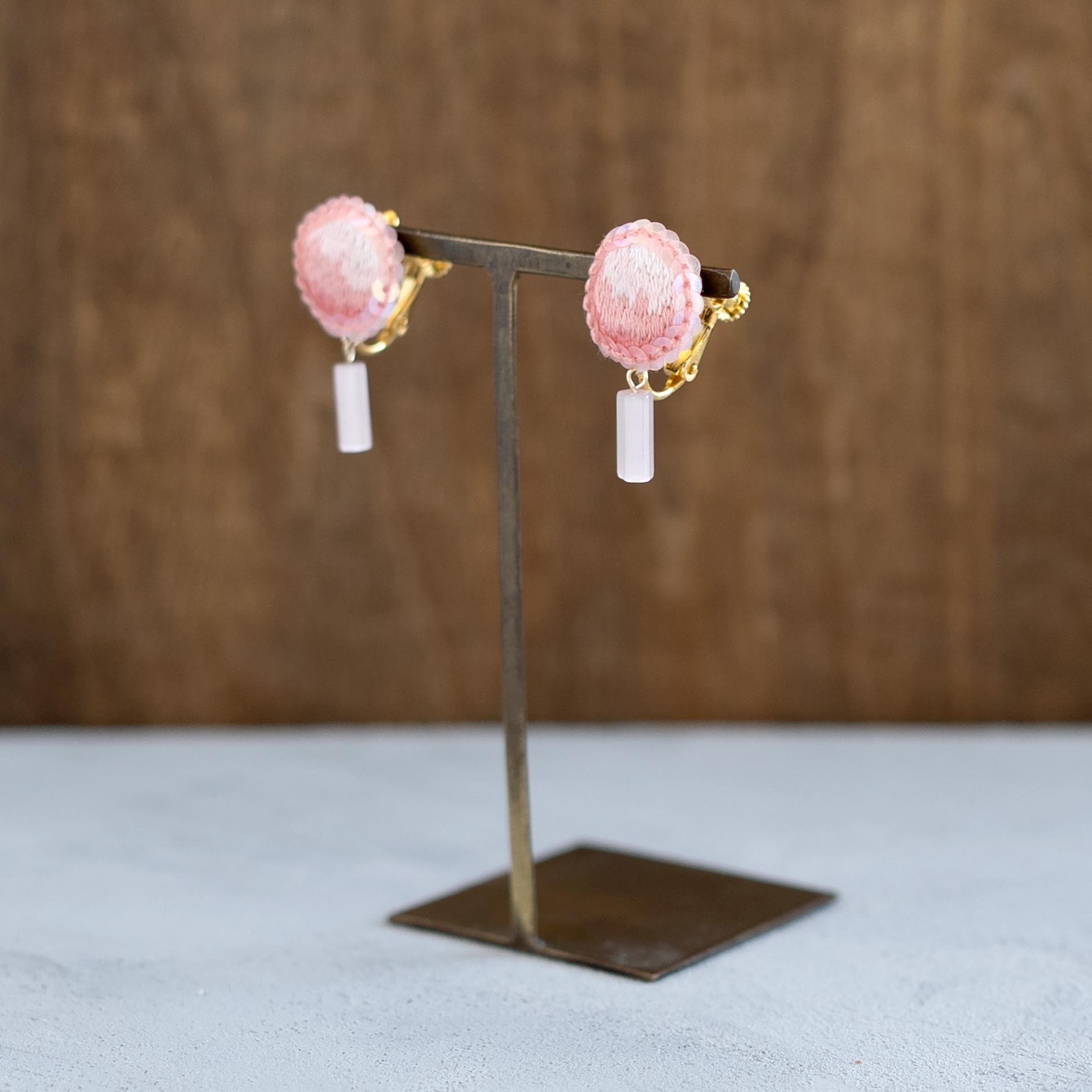 チューブ型のアンティークビーズと桜色の耳飾り / 手刺繍イヤリング | 6枚目