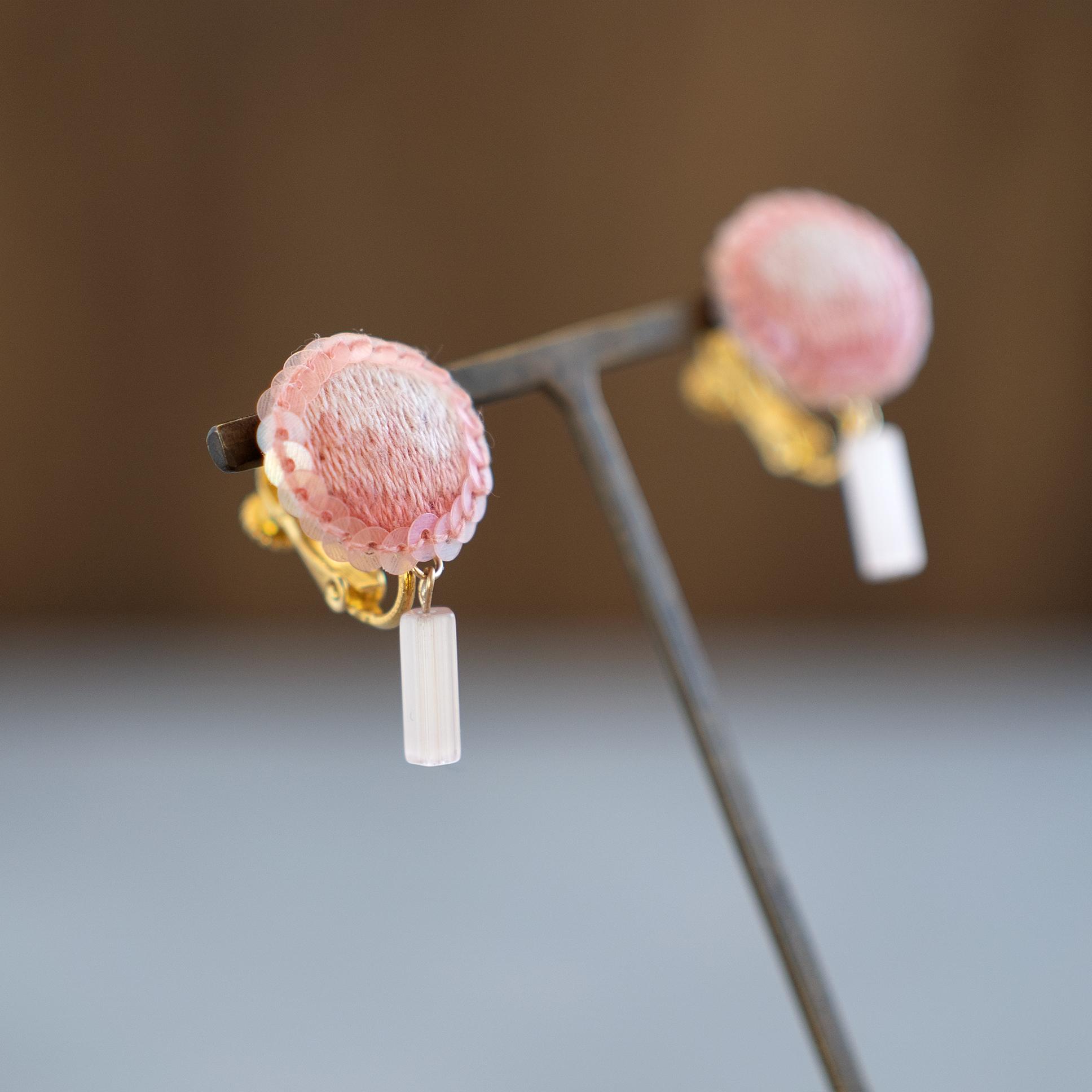 チューブ型のアンティークビーズと桜色の耳飾り / 手刺繍イヤリング | 7枚目