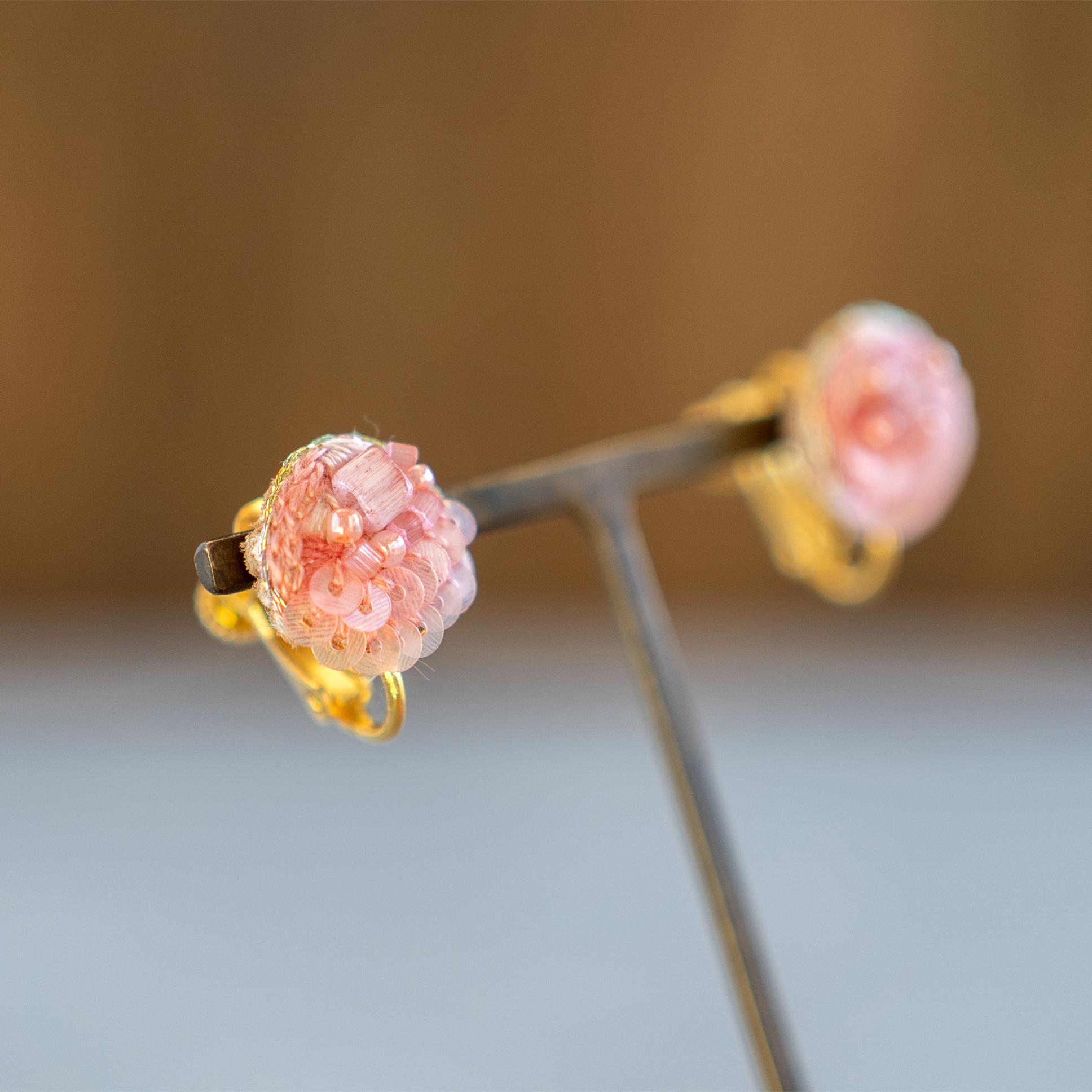 桜色の耳飾り / 手刺繍イヤリング | 7枚目