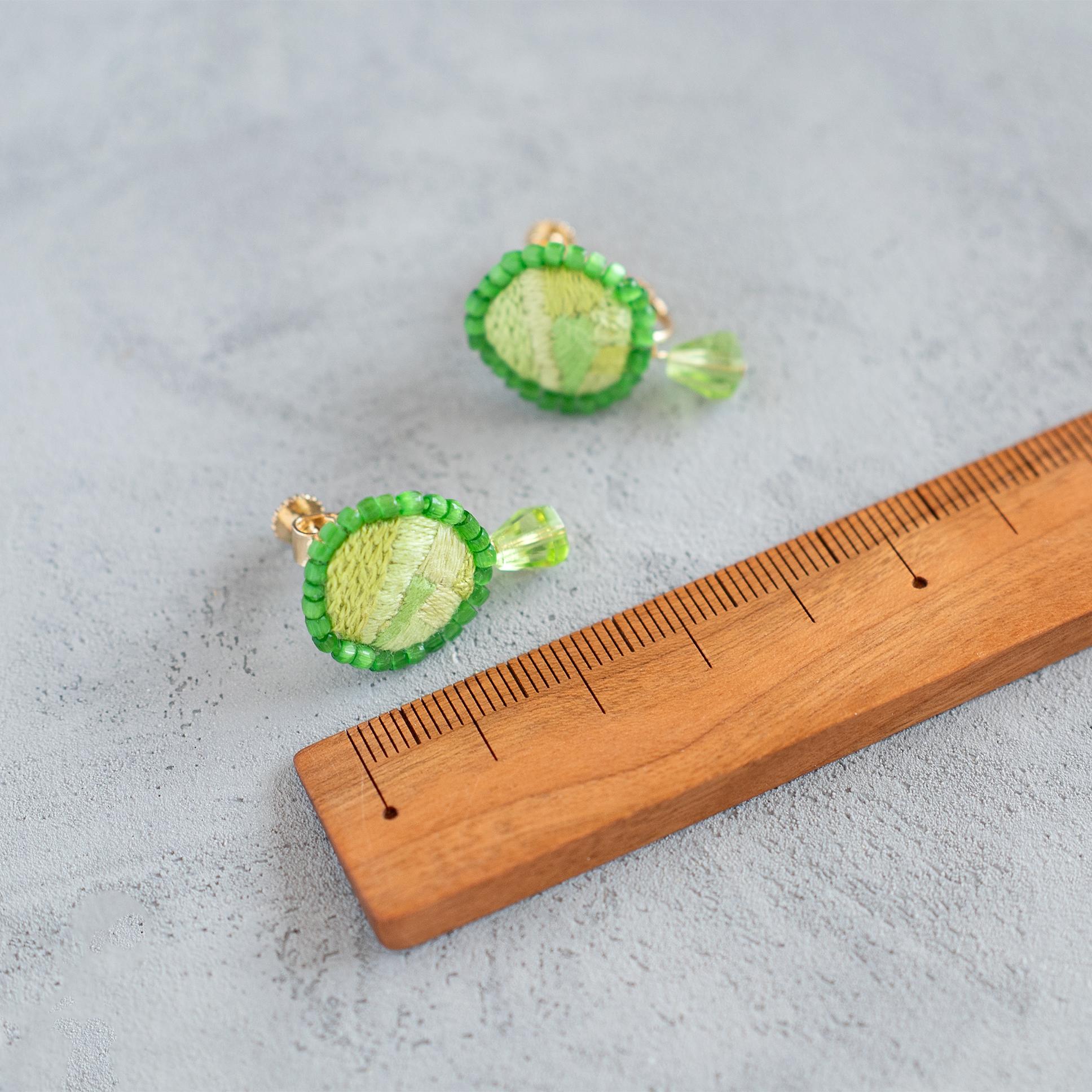 アポロ型のチェコビーズと若葉色の耳飾り / 手刺繍イヤリング | 3枚目