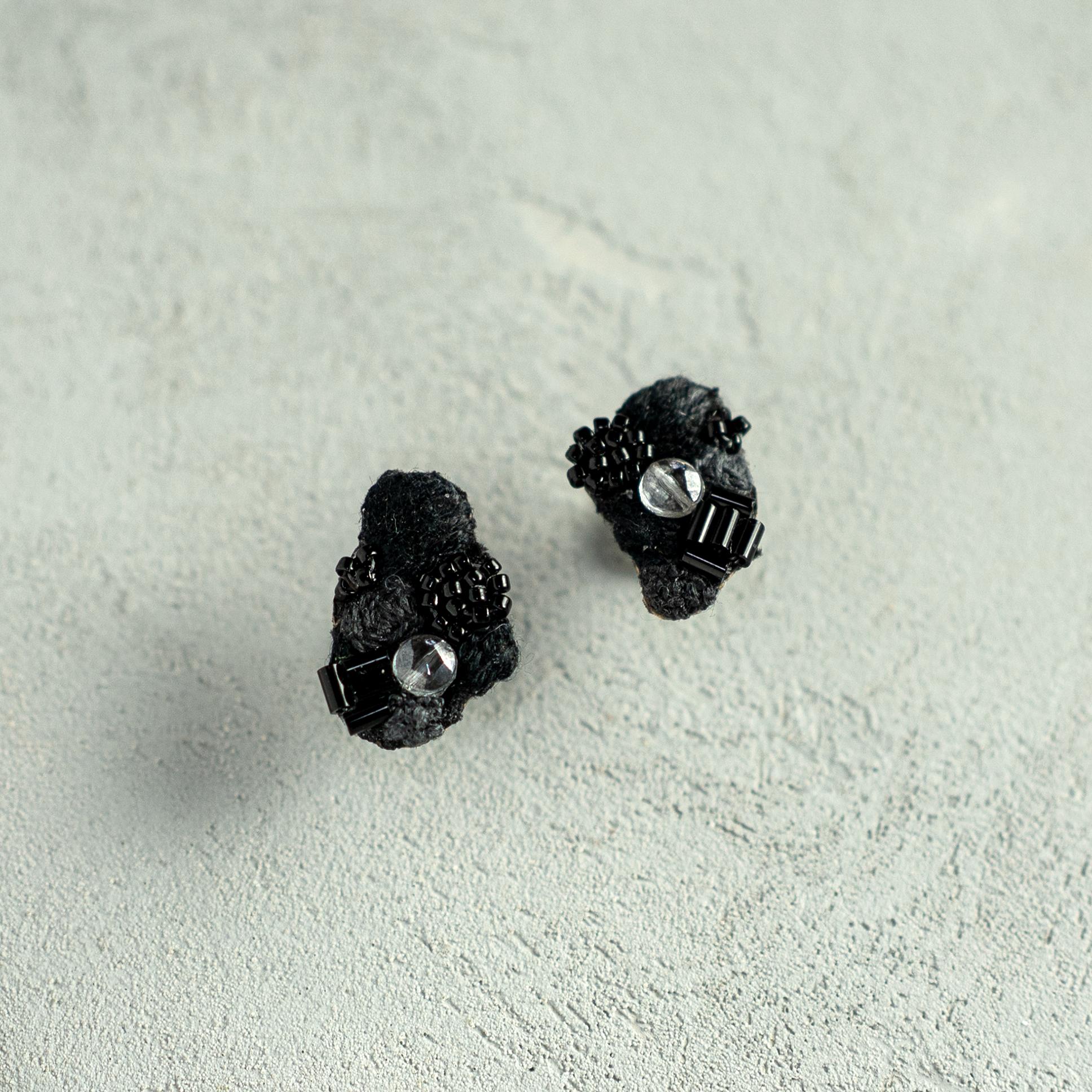 つぶつぶ黒色の耳飾り / 手刺繍ピアス | 4枚目
