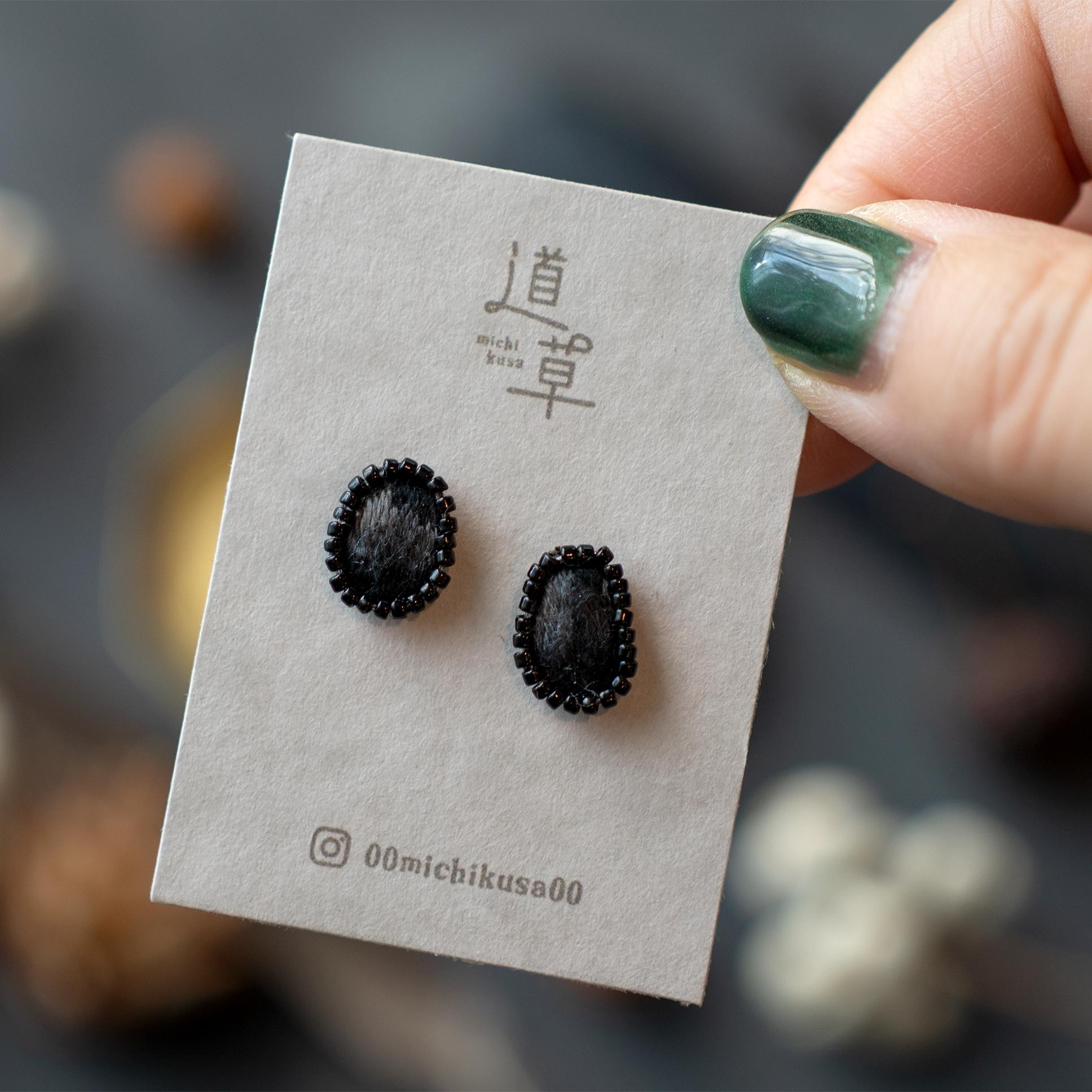 黒色の耳飾り / 手刺繍ピアス | 3枚目