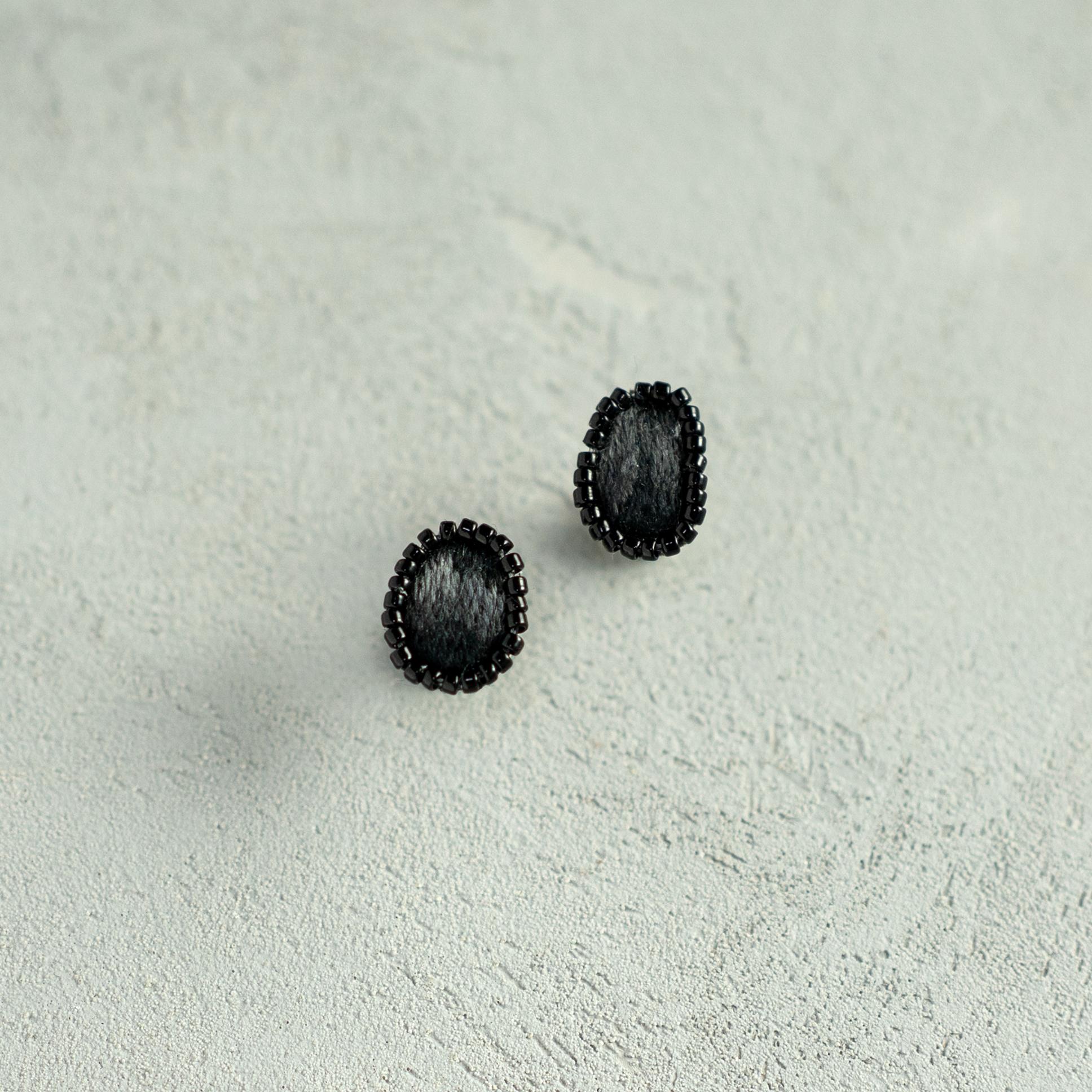 黒色の耳飾り / 手刺繍ピアス | 4枚目