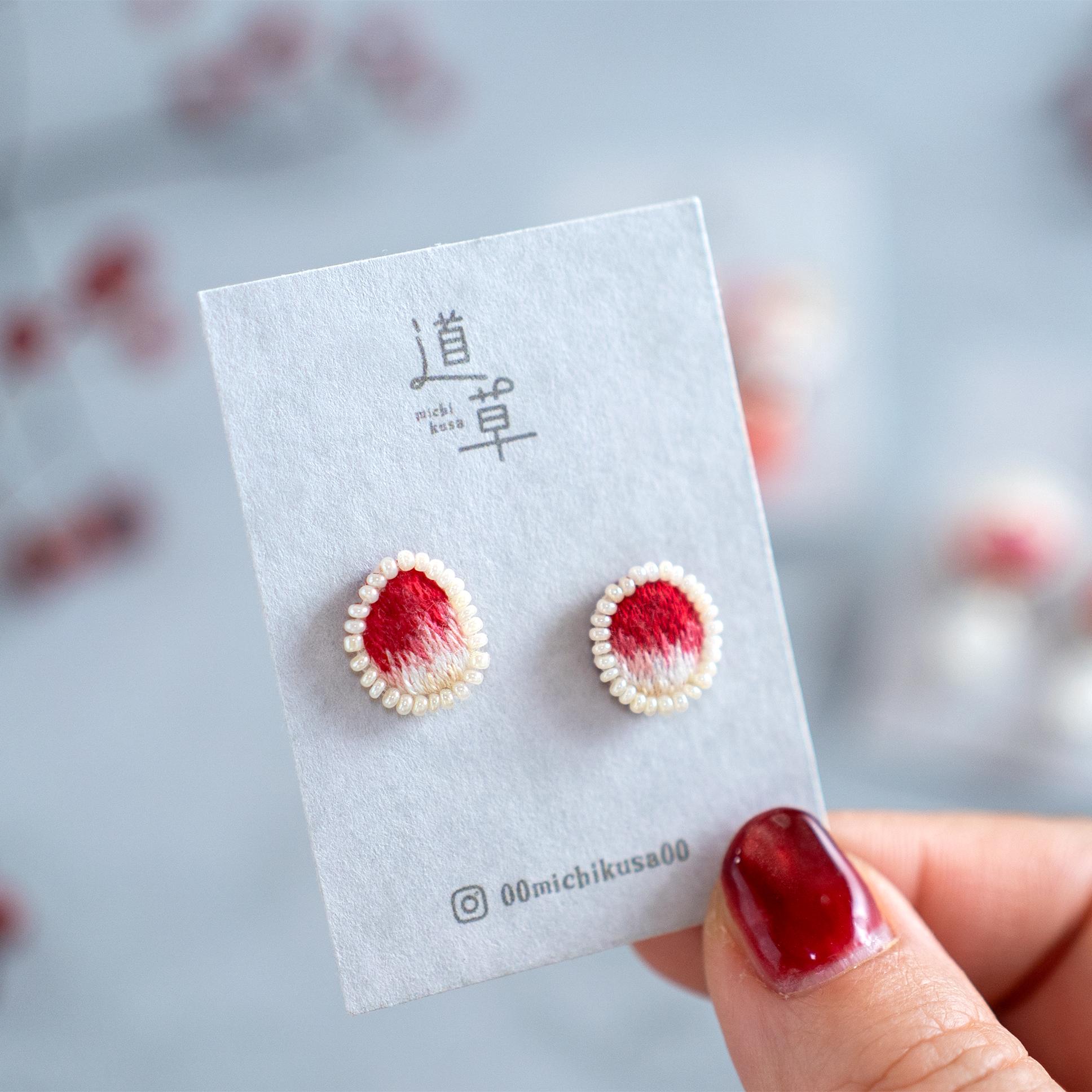 小さなレッド&ホワイトの耳飾り / 手刺繍ピアス | 2枚目