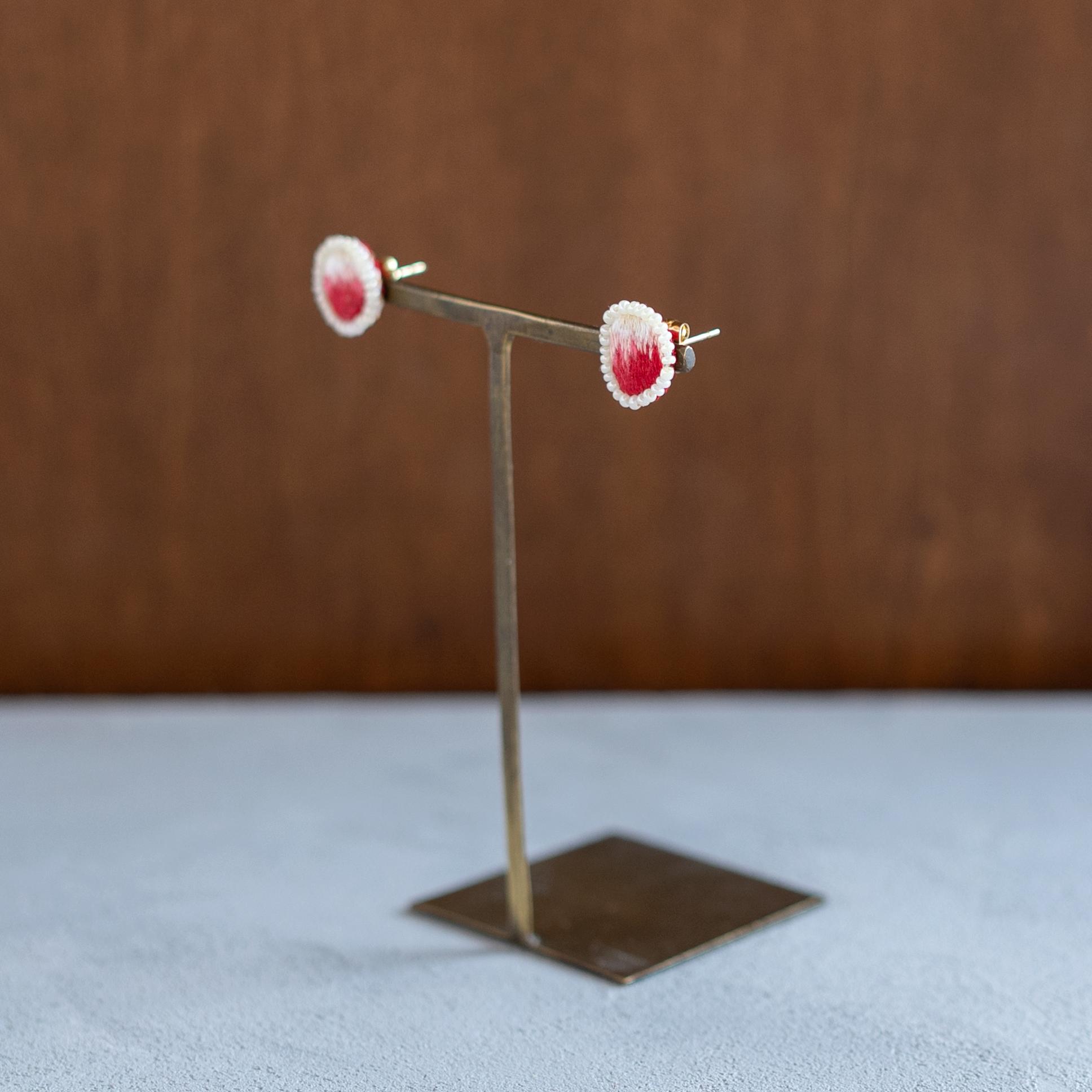 小さなレッド&ホワイトの耳飾り / 手刺繍ピアス | 8枚目